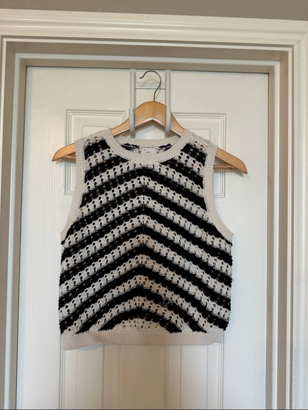 Sleeveless Knit Chevron Tank Top - Black & White